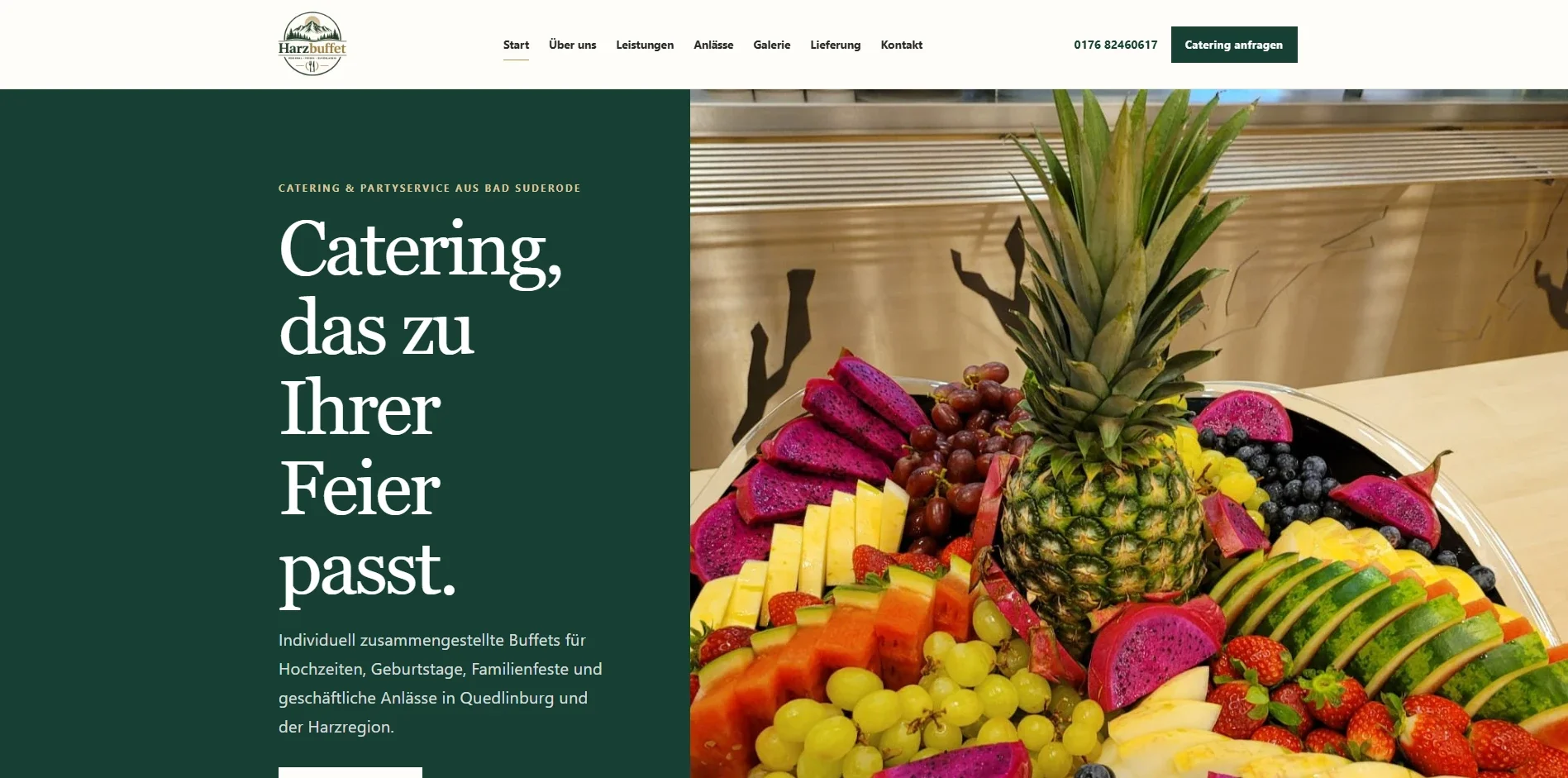 Startseite der Website von Harzbuffet mit dunkelgrüner Hero-Fläche, Fruchtplatte und Button „Catering anfragen“