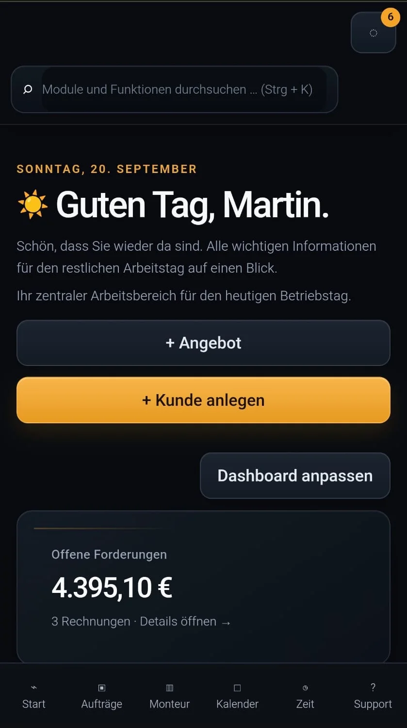 Handwerk OS auf dem Smartphone: Dashboard mit Begrüßung, Schnellaktionen, offenen Forderungen und Tab-Navigation